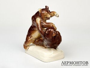 Статуэтка «Играющие медвежата». Фарфор, Royal Dux, Чехословакия, 1918–1938 годы
