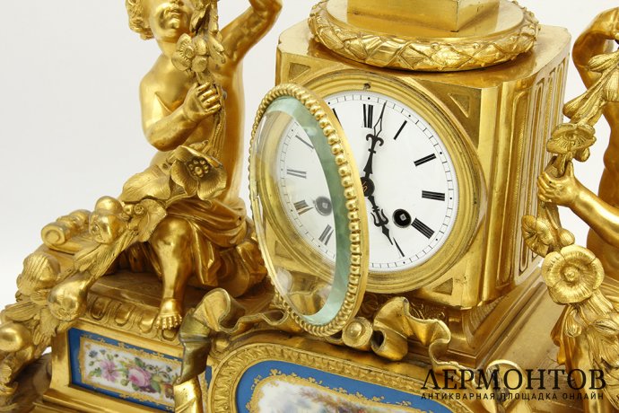 Часы каминные Путти с гирляндами цветов. Бронза, фарфор. Франция, 1850-60е гг.