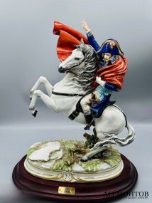 Скульптура «Бонапарт на перевале Сен-Бернар». Фарфор, роспись, Capodimonte, скульптор Germano Cortese, Италия, 20 век