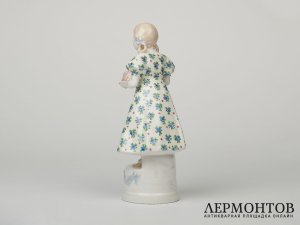 Статуэтка «Девочка с рождественским пудингом». Johann и Ferdinand Maresch, Австрия, около 1891 года