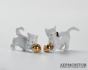 Статуэтка «Котёнок с золотым мячом». Фарфор, Metzler & Ortloff, Германия, 1950–1970-е годы