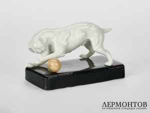 Статуэтка «Собака с мячом». Фарфор, Германия, 1920 год