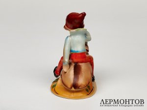 Статуэтка «Мальчик на жуке». Фарфор, Япония, 1945–1952 годы
