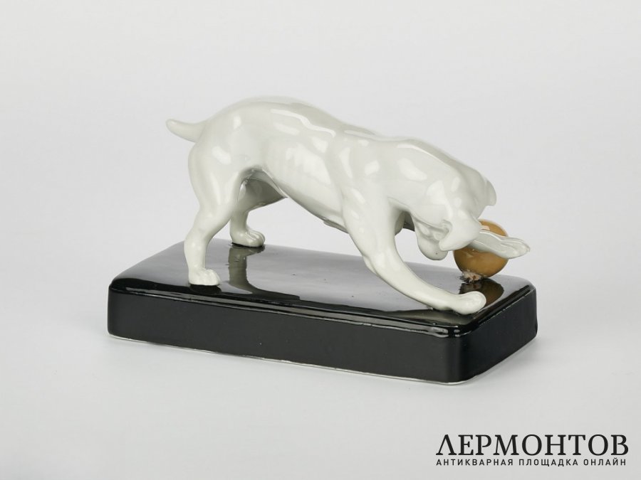 Статуэтка «Собака с мячом». Фарфор, Германия, 1920 год