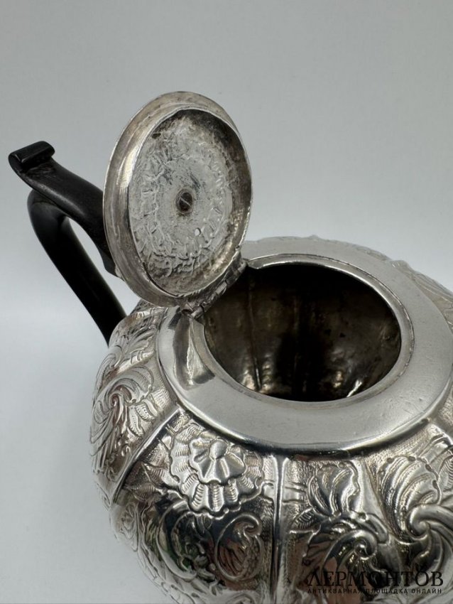 Чайник с растительным декором. Серебро 84 пробы, дерево, Россия, 1749 год