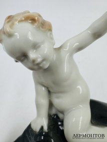 Статуэтка «Путти с мишкой». Фарфор, роспись, Metzler & Ortloff, Германия, 1930–1940 годы