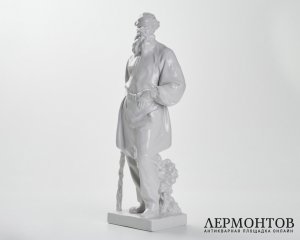 Скульптура «Лев Толстой в Ясной Поляне». Фарфор, ЛФЗ, СССР
