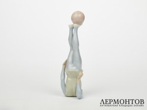 Статуэтка «Клоун-гимнаст». Фарфор, Испания, 1980-е годы