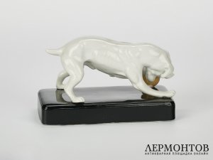 Статуэтка «Собака с мячом». Фарфор, Германия, 1920 год