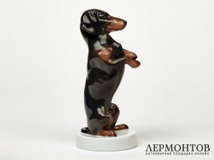 Статуэтка «Сидящая такса». Фарфор, Rosenthal, Германия, 1924 год