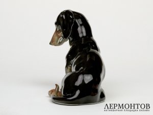 Статуэтка «Сидящая такса». Фарфор, Karl Ens, Германия, 1919–1940 годы