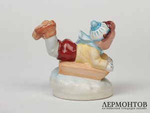 Статуэтка «Девочка на санках». Фарфор, Royal Dux, Чехословакия, 1940 год