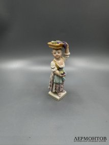 Статуэтка «Девушка с виноградом и корзиной на голове». Фарфор, роспись, Meissen, Германия, начало 20 века