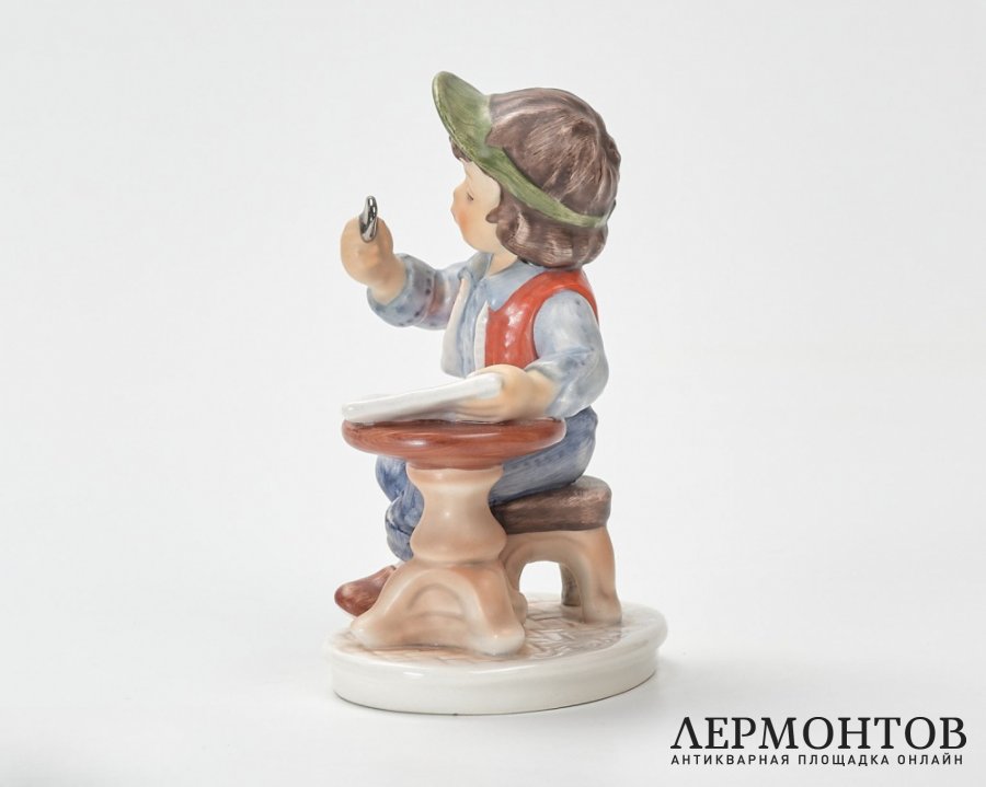 Статуэтка «Юный нумизмат». Фарфор, Goebel, Германия, 1979–1990 годы