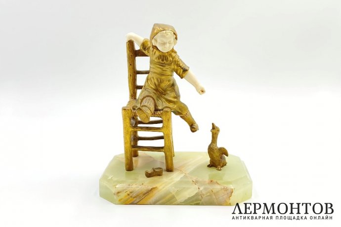 Скульптура Ребенок кормящий утку. Франция, Париж, G. OMERTH, 1920-е гг. Бронза, кость
