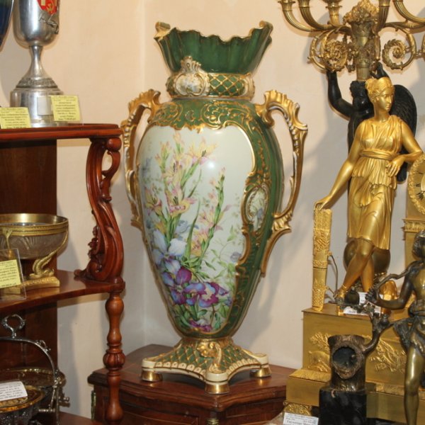 Ваза с живописью в виде цветов. Москва, фабрика Гарднера, конец 19 века. Фарфор, роспись.