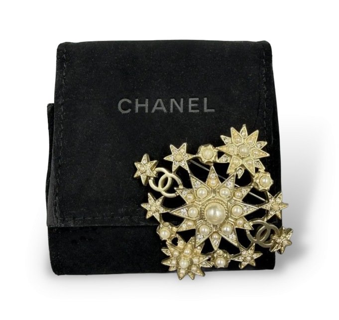 Брошь-звезда с жемчугом и кристаллами. Ювелирный сплав, Chanel, Италия, 2015 год