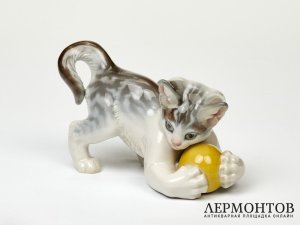 Статуэтка «Котёнок с мячом». Фарфор, Eschenbach, Германия, 1947–1953 годы