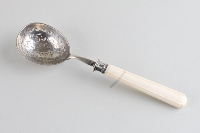Ложка для закусок. Серебро 950 пробы, кость. Франция, XIX век.