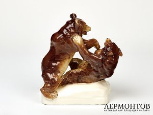 Статуэтка «Играющие медвежата». Фарфор, Royal Dux, Чехословакия, 1918–1938 годы