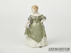 Статуэтка «Девушка бидермейер, смотрит направо». Goldscheider, Австрия, 1904–1905 годы