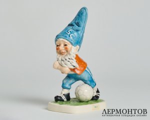 Статуэтка «Гном-футболист Берт». Фарфор, Goebel, Германия, 1979–1987 годы