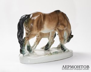 Статуэтка «Кобыла с жеребёнком». Фарфор, Royal Dux, Чехословакия