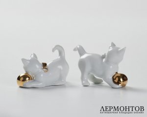 Статуэтка «Котёнок с золотым мячом». Фарфор, Metzler & Ortloff, Германия, 1950–1970-е годы