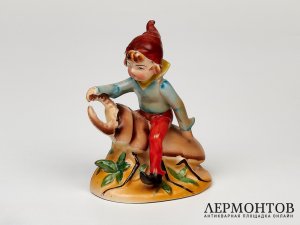 Статуэтка «Мальчик на жуке». Фарфор, Япония, 1945–1952 годы