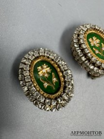 Серьги-клипсы с бриллиантами. Золото 750 пробы, гильоширная эмаль