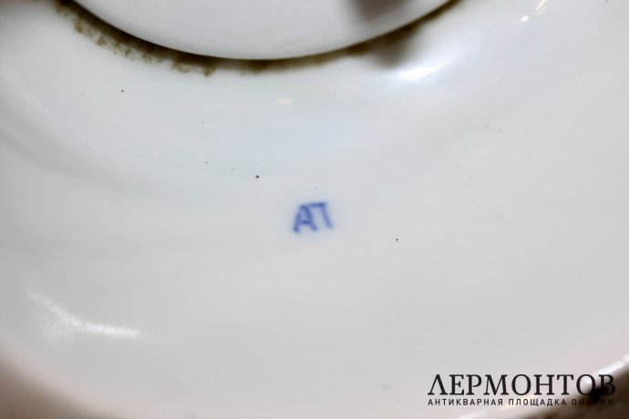 Ваза фарфоровая, амфорная с изображением цветов. Завод Попова. 