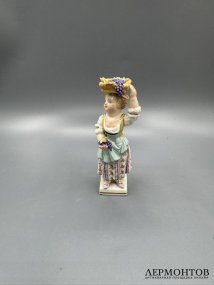 Статуэтка «Девушка с виноградом и корзиной на голове». Фарфор, роспись, Meissen, Германия, начало 20 века
