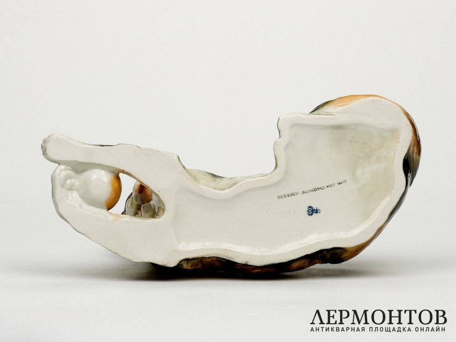 Статуэтка «Лежащая кошка с мячиком». Фарфор, Sitzendorf, Германия, 1932–1972 годы