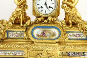 Часы каминные Путти с гирляндами цветов. Бронза, фарфор. Франция, 1850-60е гг.