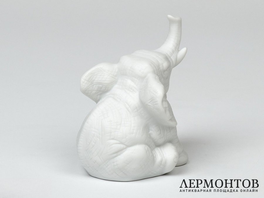 Статуэтка «Слоненок с поднятой ногой». Фарфор, Rosenthal, Германия, XX век