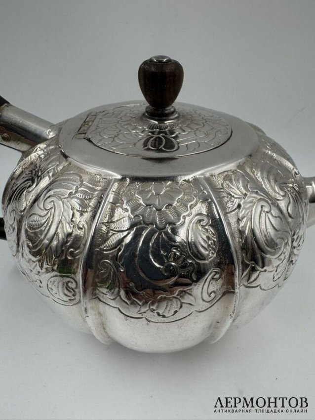 Чайник с растительным декором. Серебро 84 пробы, дерево, Россия, 1749 год