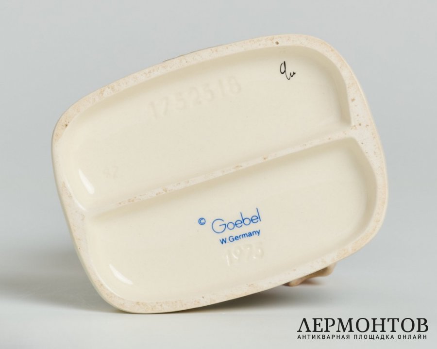 Статуэтка «Гном-футболист Берт». Фарфор, Goebel, Германия, 1979–1987 годы