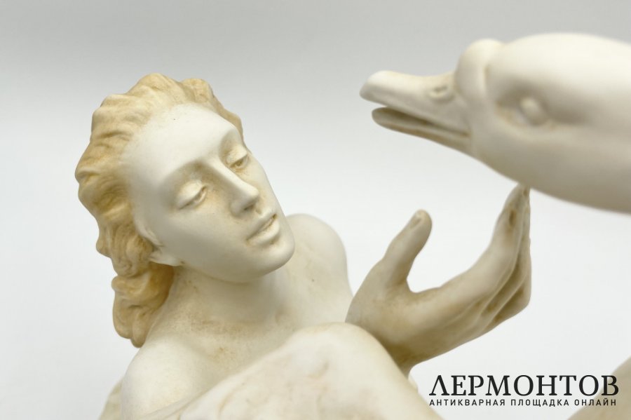 Статуэтка Леда и лебедь.  Германия, Шайбе-Альсбах, начало 1950-х гг.  Бисквит тонир.