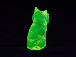 Статуэтка «Кошка». Урановое стекло, Чехия
