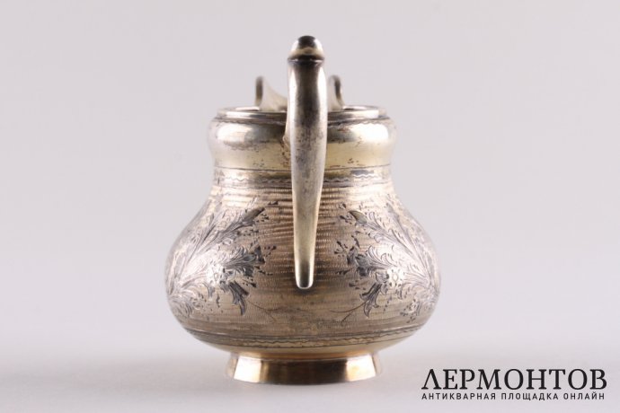Сливочник в технике гильоше. Серебро 84 пробы, золочение. Россия, 1886 год.