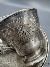 Чайная пара с цветочным декором. Серебро 84 пробы, Россия, 1865 и 1877 годы
