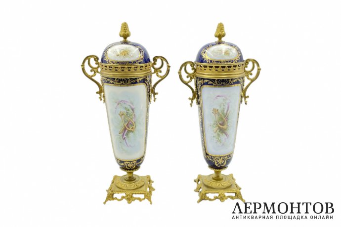Парные вазы - кубки с крышками в стиле Севр. Франция, рубеж 19 - 20 в. Фарфор, бронза