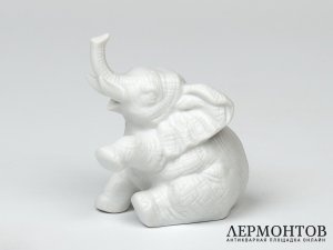 Статуэтка «Слоненок с поднятой ногой». Фарфор, Rosenthal, Германия, XX век