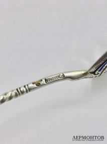 Ложка для ягод. Серебро 88 пробы, выемчатая эмаль по скани, П. Овчинников, Россия, 1886 год