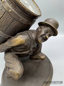 Часы-бочка с фигурой мужичка. Бронза, современная работа