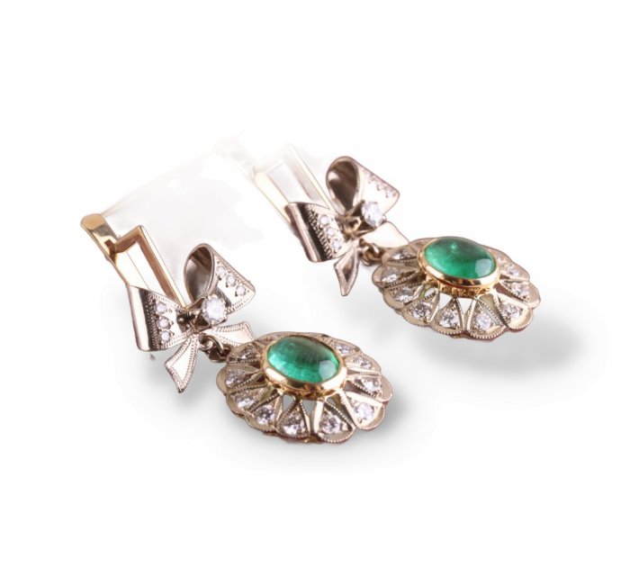 Серьги-бантики. Золото 750 и 585. Изумруды 4,7 ct, бриллианты 1,86 ct. СССР, XX век.