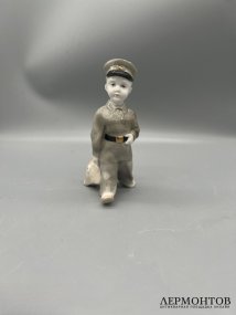 Статуэтка «Первоклассник». Фарфор, роспись, ЛФЗ, скульптор А. Пахомов, СССР, 1950–1960 годы