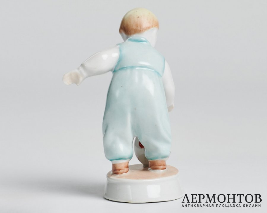 Статуэтка «Малыш-футболист». Фарфор, Zsolnay, Венгрия, 1930–1950-е годы