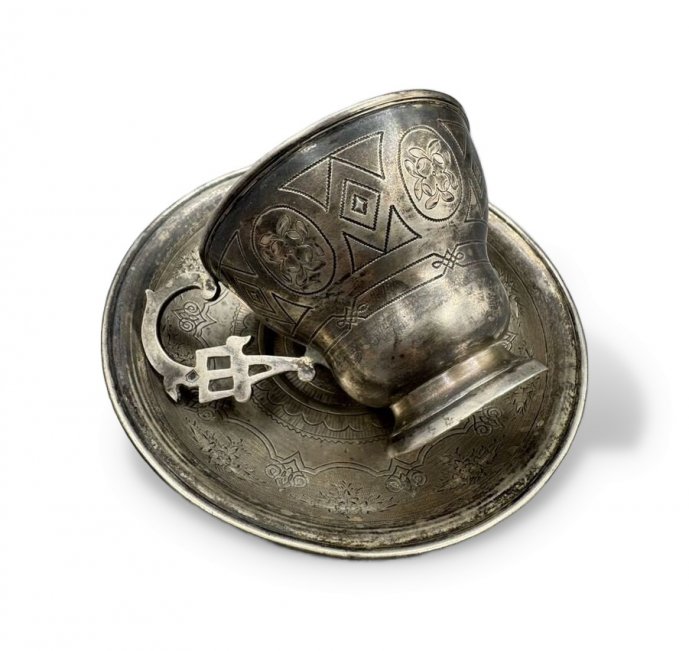 Чайная пара с цветочным декором. Серебро 84 пробы, Россия, 1865 и 1877 годы