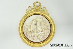 Дeкopaтивный рeльeф cо сцeной cборa винoграда в pамкe. Фpaнция, кон. 19 - нач. 20 в. 